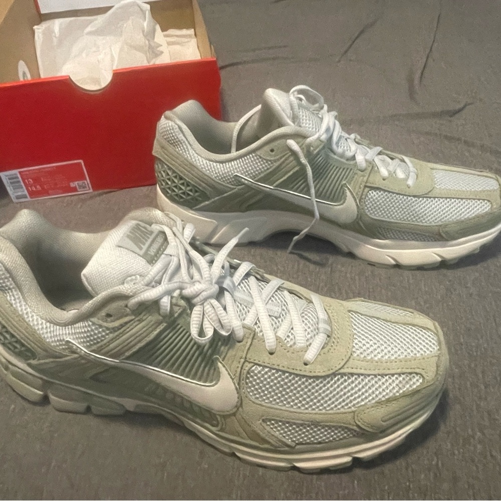 Nike Men's Zoom Vomero 5 Shoes size 13